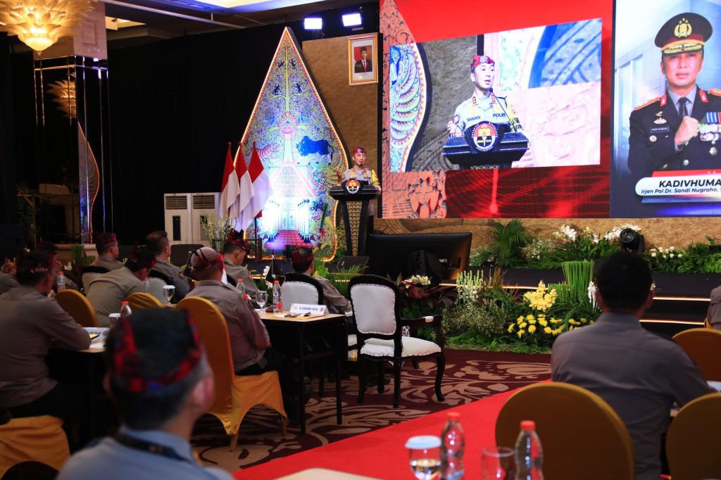 Kadiv Humas Polri Beri Penghargaan ke 7 Anggota dengan Nilai Sertifikasi Kompetensi&nbsp;Terbaik