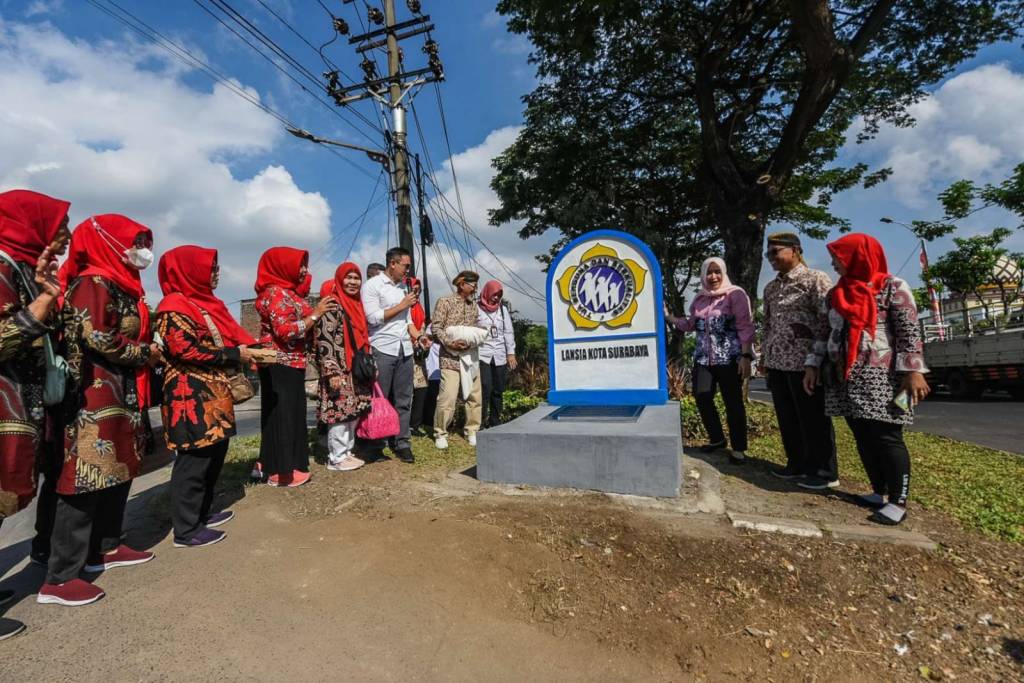 Walikota Resmikan Tugu Lansia di Balongsari&nbsp;Surabaya.