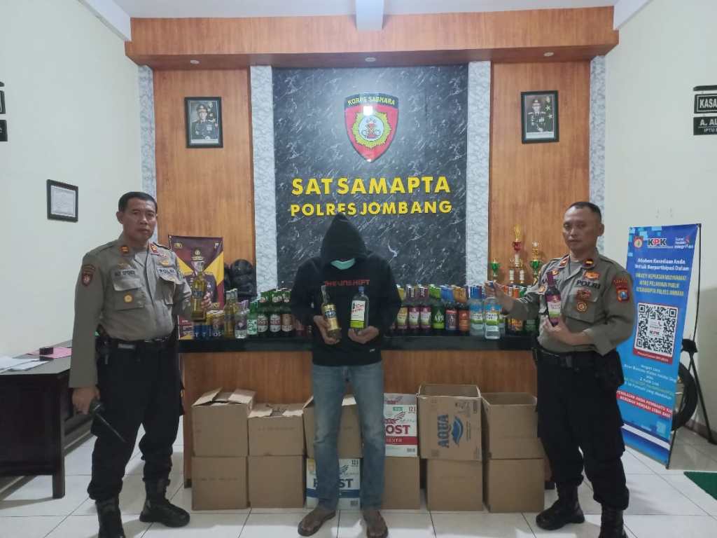 Berantas Miras di Jombang, Polisi Amankan Ratusan Botol Beserta&nbsp;Penjualnya