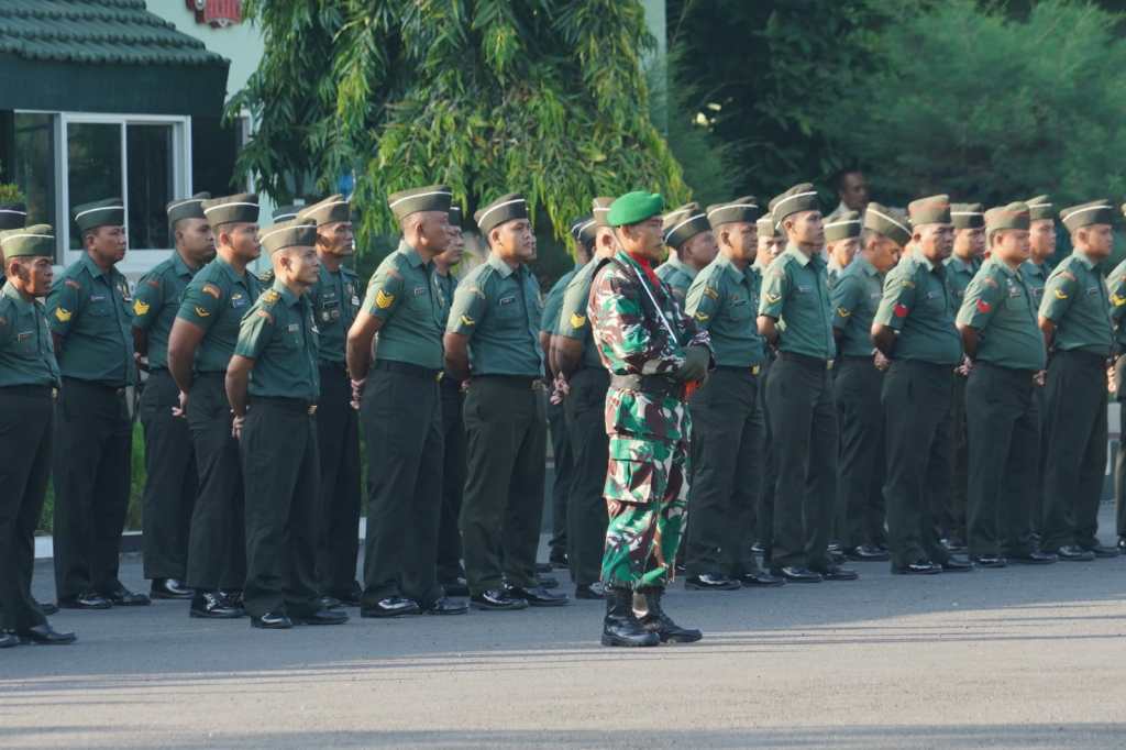 Upacara Peringatan ke-116 Hari Kebangkitan Nasional Tahun 2024 Korem 084/Bhaskara Jaya dipimpin oleh Kasi Intel&nbsp;Kasrem.