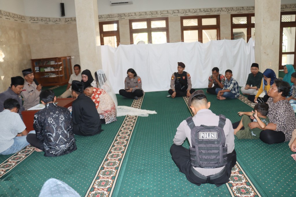 Polisi Fasilitasi Tahanan Narkoba Menikah di Masjid Baiturahim Polres Kediri&nbsp;Kota