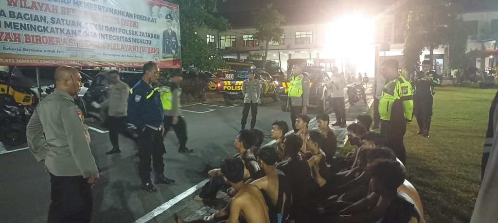 Polisi Ringkus 16 Anggota Perguruan Silat, Saat Asyik Menenggak Minuman&nbsp;Keras