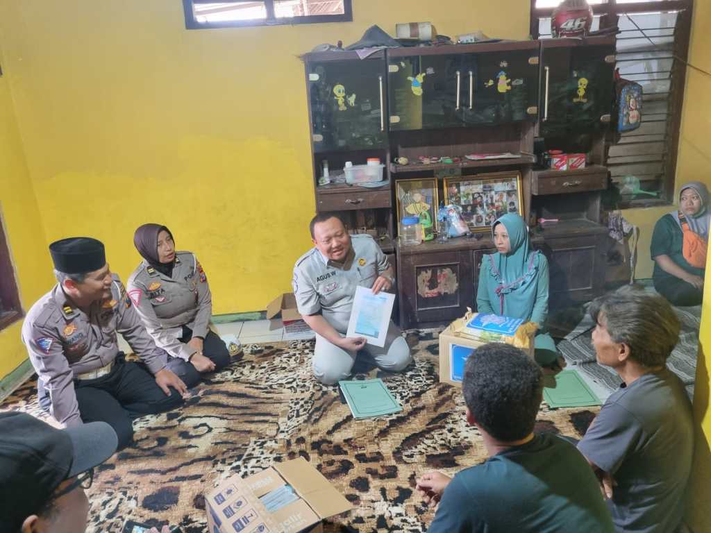 Sat Lantas Polres Jombang Bersama Jasa Raharja Takjiah dan Berikan Santunan Keluarga Korban&nbsp;Kecelakaan