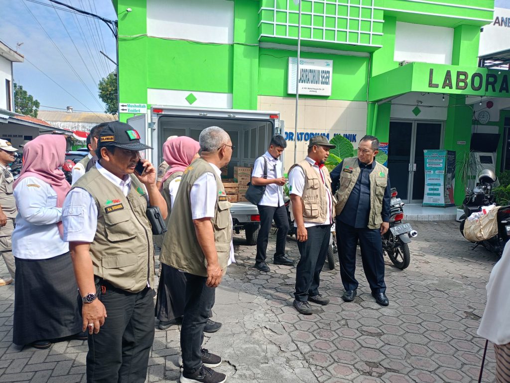 PJ Bupati Jombang Teguh Narutomo Gelar Pasar murah Atasi Laju Inflasi Kebutuhan&nbsp;Pokok