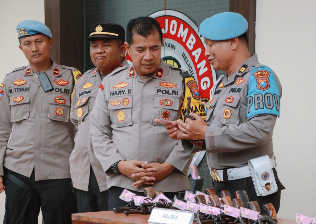 Sidak gabungan Bidpropam Polda Jatim dan Sipropam Polres Jombang, Periksa Senpi dan Tes Urine Personel Polres&nbsp;Jombang